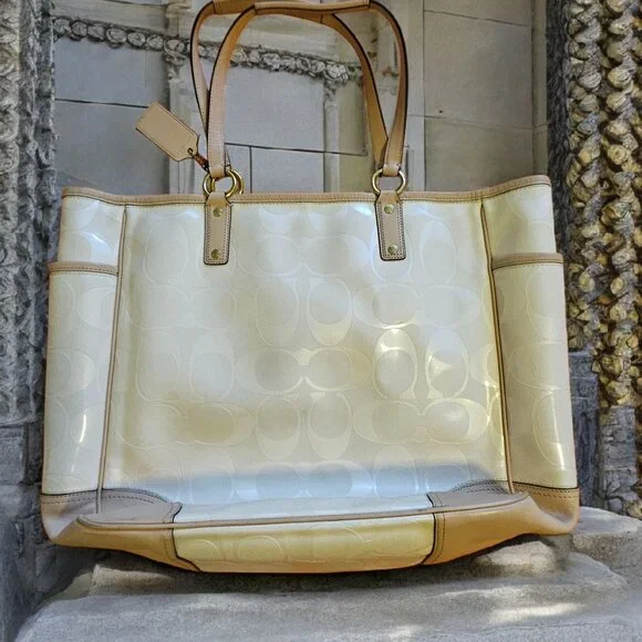 Beautiful Coach Bag - Picture 4 of 17